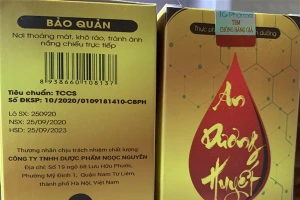 “Sản phẩm” chức năng mà chị N.K.T nhận được sau màn “nổ” của “thần y” rằng: “Thuốc có hơn 60 loài thảo dược lấy từ trên núi cao mang về chiết xuất”.