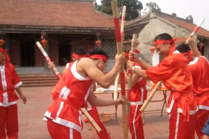 Thanh niên làng Mộ Chu Hạ giã bánh giầy dâng Vua Hùng.