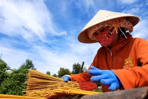 Bà Nguyễn Thị Mỹ Lệ đã gắn bó với nghề làm nhang đã gần 25 năm.