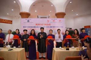 Các đại biểu, khách mời cắt băng khai mạc Ngày Sách và Văn hóa đọc Việt Nam lần thứ 2 năm 2023 (Ảnh: Hoàng Hải).