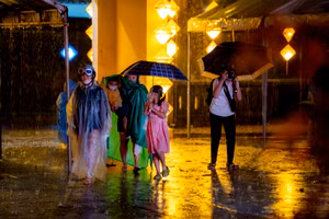 Người dân và du khách ‘đội mưa’ ngắm đèn lồng lung linh trong Đại Nội Huế.