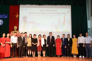 Các địa biểu khách mời chụp ảnh lưu niệm tại ngày hội du học và trải nghiệm văn hóa Nhật Bản.