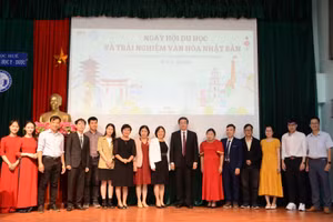 Các địa biểu khách mời chụp ảnh lưu niệm tại ngày hội du học và trải nghiệm văn hóa Nhật Bản.