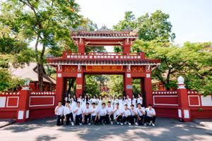 Học sinh lớp 12 chuyên Hóa, Trường THPT chuyên Quốc học Huế.