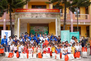 Trao các suất quà cho các em học sinh mầm non xã Hương Nguyên, huyện A Lưới, tỉnh Thừa Thiên - Huế.