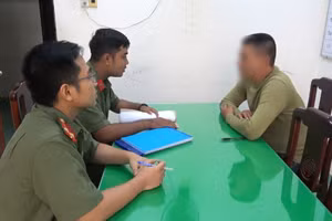 Đội An ninh Công an TP Huế làm việc với ông H. (Ảnh: CACC)