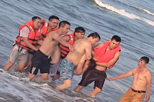 Cán bộ và nhân viên Nhà nghỉ dưỡng Lăng Cô cứu người bị đuối nước xảy ra trong dịp lễ 30/4 và 1/5 vừa qua. (Ảnh: CACC).