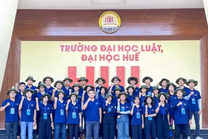 Đội tiếp đón tân sinh viên Trường ĐH Luật, ĐH Huế.