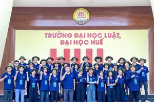Đội tiếp đón tân sinh viên Trường ĐH Luật, ĐH Huế.