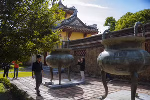 Ngắm giang sơn Việt Nam trên Cửu Đỉnh - Bảo vật Quốc gia. (Ảnh: H.L).