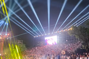 Hàng nghìn du khách tham gia Lễ khai mạc Festival nghề truyền thống Huế 2023. (Ảnh: Hoàng Hải).