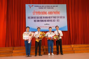 Trao giấy khen cho 2 học sinh Trường THPT Thuận Hóa.