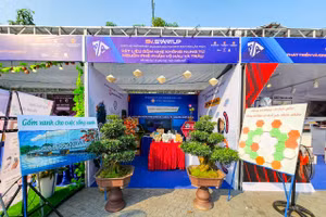 Các sản phẩm gốm không nung từ vỏ hàu và vỏ trấu của nhóm học sinh trường THPT Phú Bài tại Ngày hội khởi nghiệp Quốc gia lần V.