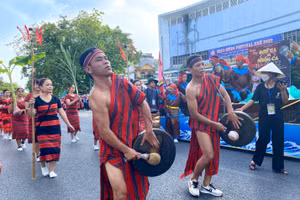 Lễ hội Azakooh của dân tộc Pa Cô (huyện A Lưới, tỉnh Thừa Thiên Huế) trong Lễ hội đường phố 'Sắc màu văn hóa' Festival Huế 2022. (Ảnh: Hoàng Hải).