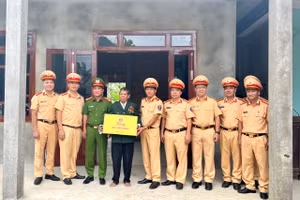 Công an bàn giao nhà tình nghĩa cho hộ dân có hoàn cảnh khó khăn. (Ảnh: CACC).