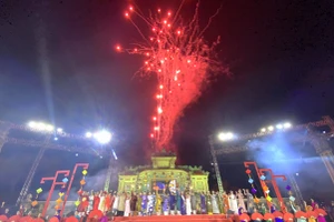 Pháo hoa khép lại lễ bế mạc Festival nghề truyền thống Huế 2023. (Ảnh: Hoàng Hải).