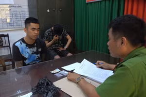 Công an làm việc với các đối tượng có hành vi mua bán, tàng trữ ma tuý. (Ảnh: CACC).