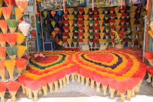 Hàng nghìn bó hương đa sắc màu tại Làng Hương Thủy Xuân Huế. (Ảnh: Hoàng Hải).