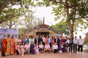 Các đại biểu, khách mời chụp ảnh lưu niệm tại Lễ công bố kết quả "Top 7 Ấn tượng Việt Nam 2022". (Ảnh: Hoàng Hải).