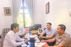 Đại diện Văn phòng Báo GD&TĐ khu vực Bắc Trung Bộ làm việc với Phòng GD&ĐT huyện Phú Vang, tỉnh Thừa Thiên - Huế. (Ảnh: Hoàng Hải).