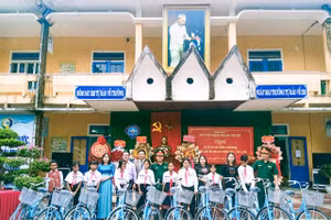 Trao tặng xe đạp cho các em học sinh Trường THCS - Dân tộc nội trú huyện A Lưới.