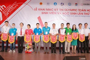 Tặng cờ lưu niệm cho các đơn vị tham dự Kỳ thi Olympic Toán học sinh viên và học sinh lần thứ 29. (Ảnh: Hoàng Hải).