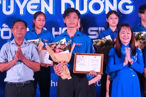 Tuyên dương “Học sinh 3 tốt” và “Học sinh 3 rèn luyện” năm học 2022 - 2023.