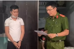 Công an đọc lệnh bắt Giàu. (Ảnh: CACC)