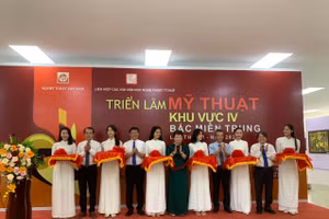 Các đại biểu cắt băng khai mạc Triển lãm mỹ thuật Bắc miền Trung.