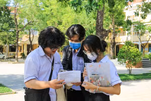 Thí sinh thảo luận về đề thi THPT năm 2023. (Ảnh: Hoàng Hải).