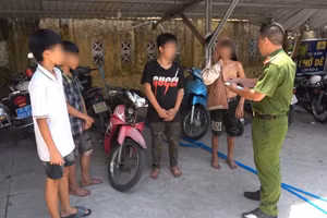 Công an làm việc với 4 thiếu niên trộm cắp xe máy và tông vào CSGT bỏ chạy. (Ảnh: CACC).