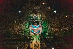 Anh Tú và Ly Ly đã cùng với hàng nghìn bạn trẻ tại Huế khuấy động trong đêm nghệ thuật 'Giai điệu trẻ'.