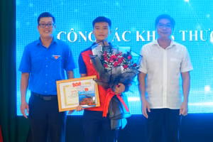 Anh Nguyễn Thanh Hoài, Bí thư Tỉnh đoàn Thừa Thiên - Huế (Áo xanh, bên trái) và ông Nguyễn Chí Tài, Trưởng Ban Dân vận Tỉnh ủy (áo trắng, bên phải) trao tặng Bằng khen cho VĐV Lê Quốc Nhật Nam.