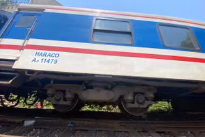 Sự cố trật bánh đường ray tàu SE1 xảy ra vào khoảng 11h trưa ngày 4/5 tại TP Huế. (Ảnh: Hoàng Hải).