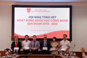 Đại diện ĐH Huế trao tặng cho các cá nhân có thành tích trong hoạt động KHCN. (Ảnh: Đại Dương).