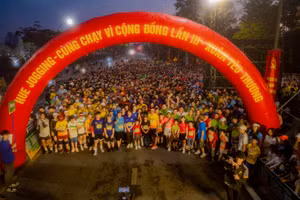 Hơn 5.000 người chạy vì cộng đồng tại Huế với chủ đề 'Nâng bước em đến trường'. (Ảnh: Fanpage: TP Huế - cùng chạy vì cộng đồng).