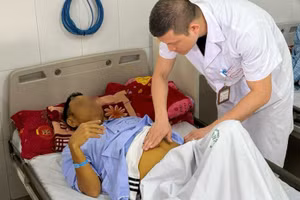 Bệnh nhân suy gan do liên quan đến uống thuốc Nam không rõ nguồn gốc. Ảnh: BVCC 