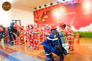 Học sinh mầm non thích thú tập làm lính cứu hỏa