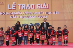  iSchool Hà Tĩnh trao giải cho các thợ săn điểm tốt