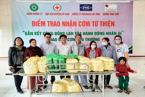 Hơn 100 suất ăn miễn phí trao tặng cho bệnh nhân nghèo tại trung tâm y tế huyện Kỳ Anh.