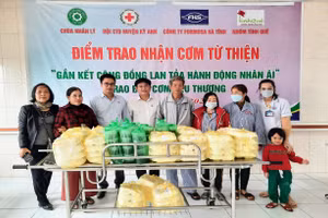 Hơn 100 suất ăn miễn phí trao tặng cho bệnh nhân nghèo tại trung tâm y tế huyện Kỳ Anh.