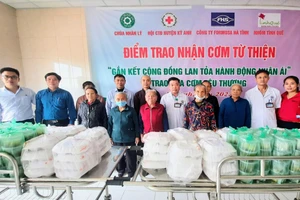 Formosa Hà Tĩnh trao tặng 100 suất cơm cho bệnh nhân nghèo