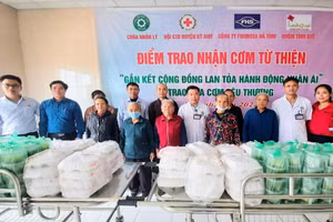 Formosa Hà Tĩnh trao tặng 100 suất cơm cho bệnh nhân nghèo