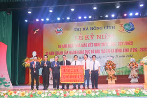 Lãnh đạo Thị xã Hồng Lĩnh tặng bức trướng chúc mừng ngành GD&ĐT thị xã,