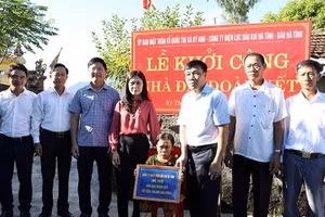 Công ty Điện lực dầu khí Hà Tĩnh hỗ trợ 100 triệu đồng xây nhà đại đoàn kết