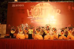 Học sinh mầm non iSchool Hà Tĩnh rộn ràng phá cỗ trung thu