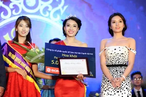 Vũ Lê Ngọc Anh giành giải cao nhất trong đêm chung kết Miss Duyên dáng Ngoại thương 2015. Ảnh: Việt Hùng.