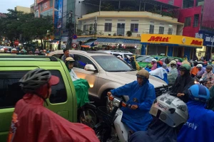 Hỏng đèn tín hiệu, giao thông Đà Nẵng rối loạn sau mưa