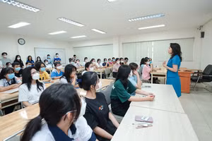 Thí sinh tham gia đánh giá năng lực đầu vào trên máy tính tại Trường ĐH Ngân hàng TPHCM năm 2023.