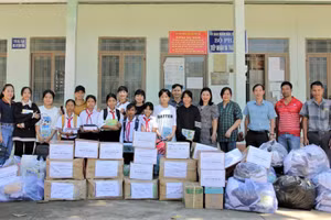 Trường THCS Phan Chu Trinh tặng quà cho học sinh vùng sâu.